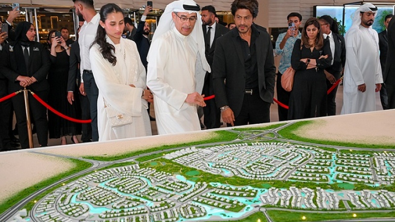 Photo: Emaar Unveils The Oasis by Emaar,  a USD20 Billion Luxurious Lifestyle Destination,  at Burj Khalifa Gala with Guest of Honour Shahrukh Khan