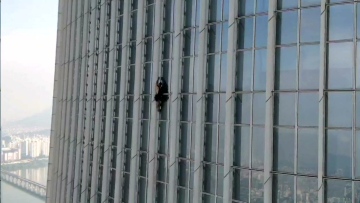 Photo: British man who climbed the "Lotte World" tower in Seoul was arrested